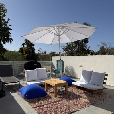 פינת ישיבה חיצונית עם שמשייה וכריות