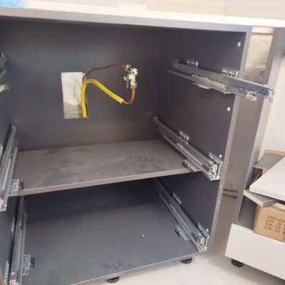 ארון פתוח עם מסילות מתכת וחוטי חשמל