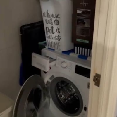 מכונת כביסה פתוחה עם דלת פתוחה