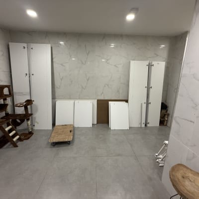 חדר עם ארונות וכלי עבודה, לא קשור ל-SmMoving