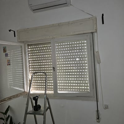 תריסים סגורים למחצה עם סולם ומברגה