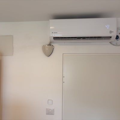 מזגן מותקן על קיר לבן בחדר