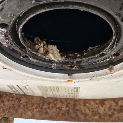 חלק פנימי של מכשיר חשמלי עם חלודה ונזילה