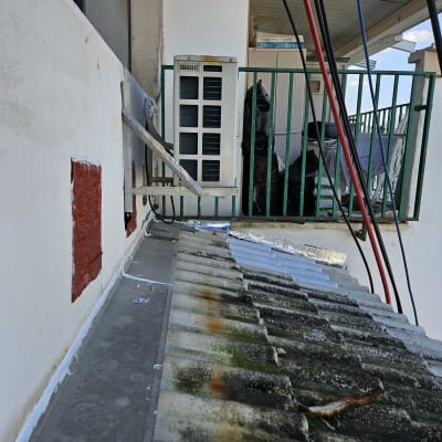 קיר עם תיקוני איטום בצבע אדום ולבן