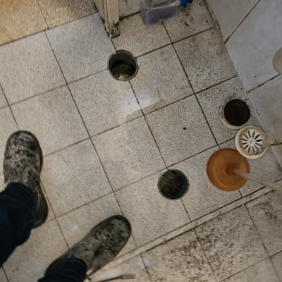 פומפה על רצפת חדר אמבטיה עם חורים פתוחים