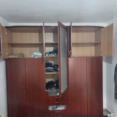 ארון בגדים פתוח עם בגדים בפנים