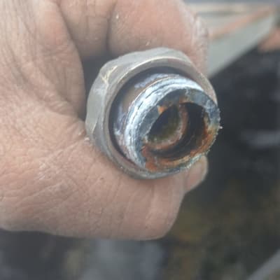 חיבור מתכת חלוד של דוד שמש