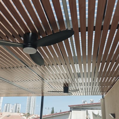 פרגולה מאלומיניום עם מאוורר תקרה במרפסת