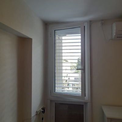 חלון אלומיניום עם תריסים פנימיים