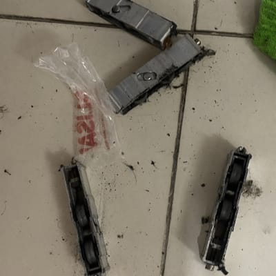 חלקי תריסים שבורים על רצפה מלוכלכת