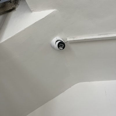 מצלמת אבטחה מותקנת על תקרה לבנה