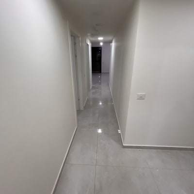 מסדרון עם קירות ותקרה צבועים בלבן