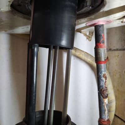 חלקי דוד שמש וצנרת עם חלודה