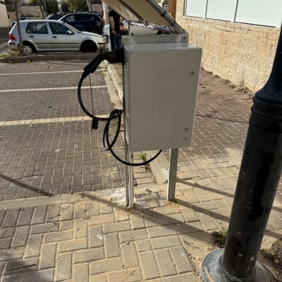 עמדת טעינה לרכב חשמלי עם כבל מחובר