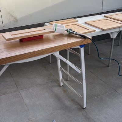 שולחן עבודה עם לוחות עץ וכלי עבודה בתחום הנגרות