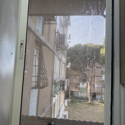 חלון מלוכלך עם סימני ניקוי חלקיים