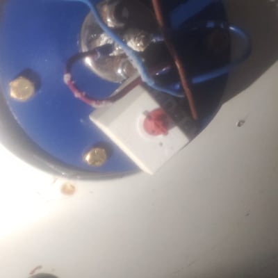 חיבורים חשמליים על דוד שמש