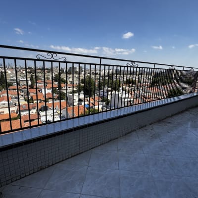 מעקה ברזל במרפסת עם נוף עירוני