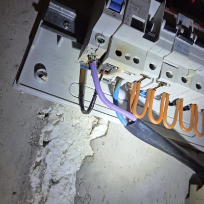 לוח חשמל עם חוטים מחוברים