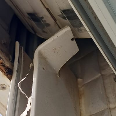 תריס שבור עם סימני שחיקה ולכלוך