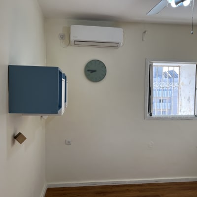 קיר צבוע בצבע בהיר עם סימני תיקון