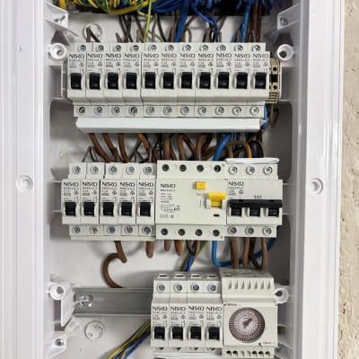 לוח חשמל עם חוטים ומפסקים