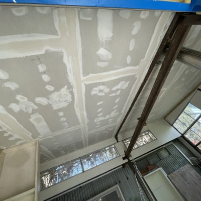 תקרת גבס עם חיבורים ומרק לבן