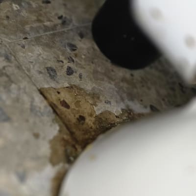 רצפה עם סימני רטיבות ונזילה