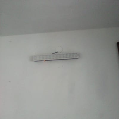 מנורת חירום מותקנת על קיר לבן