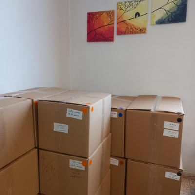 קופסאות קרטון מסודרות בערימה בחדר