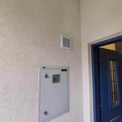 ארון חשמל עם לוח מד חשמל על קיר