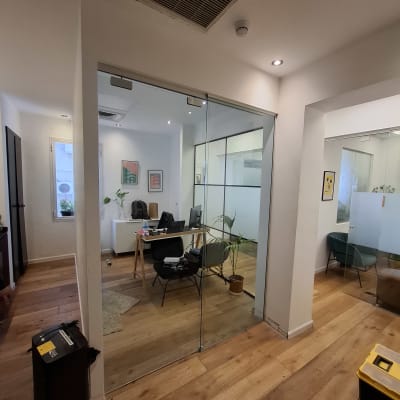 משרד עם דלת זכוכית ורצפת עץ