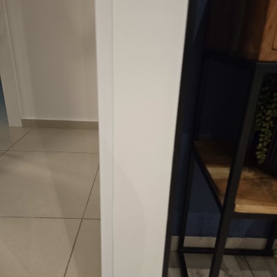 קיר צבוע בלבן עם פינה חדה