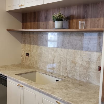 שיש במטבח עם כיור ומשטח עבודה