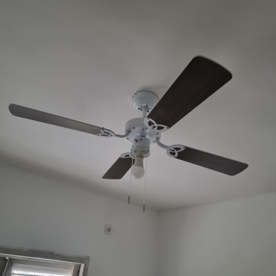 מאוורר תקרה מותקן בחדר עם חלון