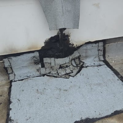 עבודת איטום על גג עם יריעות ביטומניות