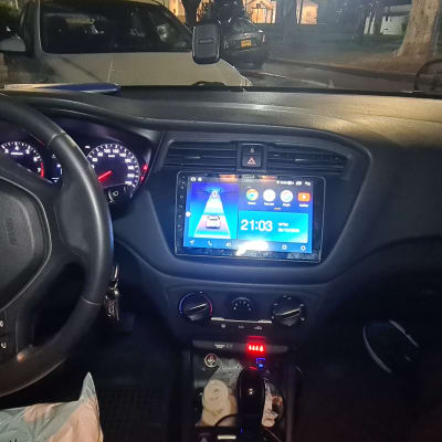 פנים רכב עם הגה ומסך מולטימדיה דולק