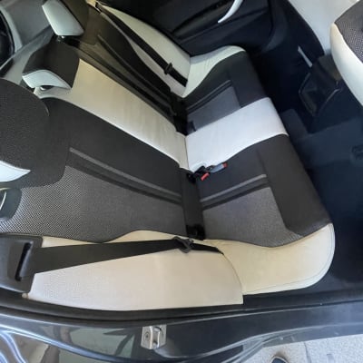 מושב אחורי של רכב עם ריפוד נקי