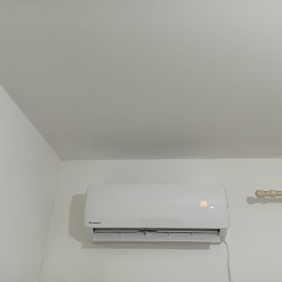 מזגן קיר לבן עם תצוגת טמפרטורה 28 מעלות