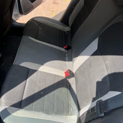 מושב רכב עם לכלוך קל על הריפוד