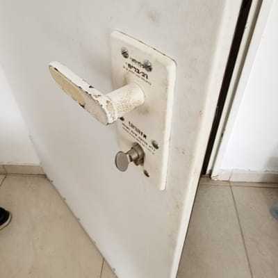 ידית דלת לבנה עם מנעול ובריח