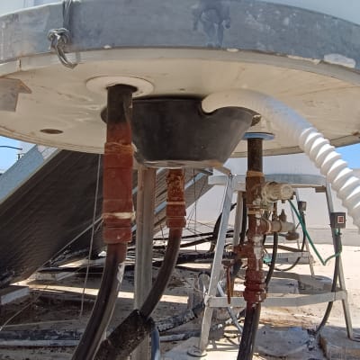 צינורות וחיבורים במערכת חשמלית על גג