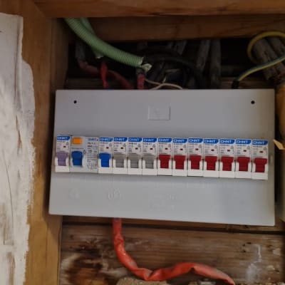 לוח חשמל עם מפסקים וחוטים חשמליים