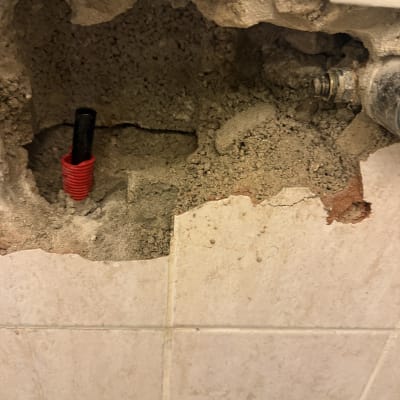 חור בקיר עם צינור חשוף ותשתית