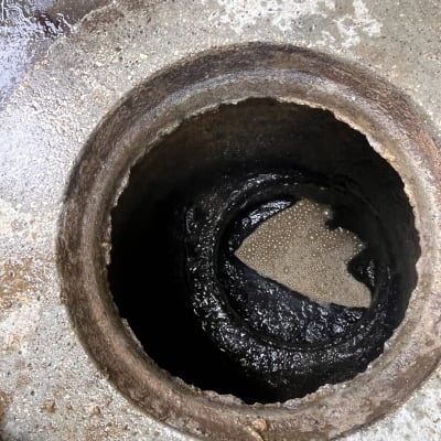 פתח ביוב עם לכלוך ומים