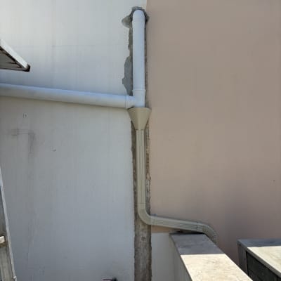צינור ניקוז על קיר חיצוני עם מרזב