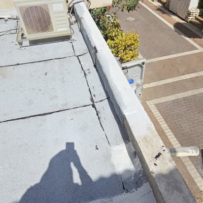 גג עם חומרי איטום וסימני תיקון