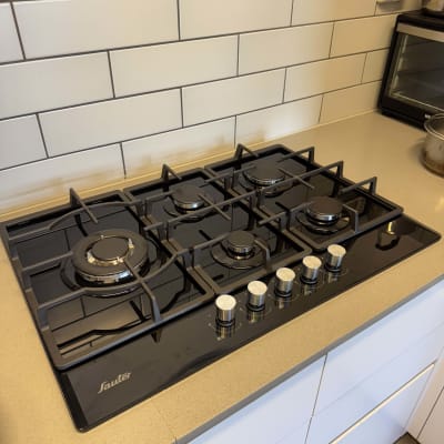 כיריים גז במטבח מודרני עם אריחי קיר לבנים