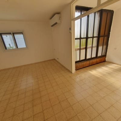 רצפה מרוצפת נקייה בחדר ריק עם חלון