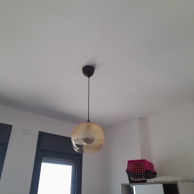 מנורה תלויה מהתקרה עם כבל חשמל שחור